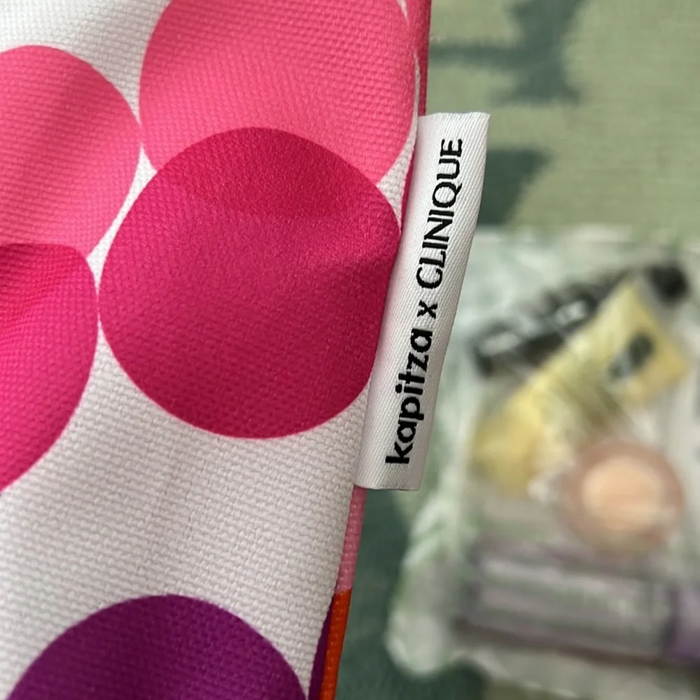 Clinique bag and sample set - Picture 2 of 2